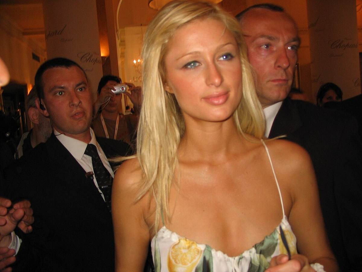 Paris Hilton revela que foi alvo de aliciamento por Ghislaine Maxwell para encontro com Jeffrey Epstein